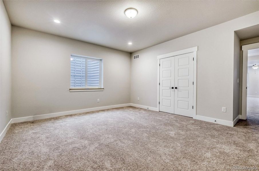 Spacious, unfurnished interior of a new home in Sterling Ranch Homestead, Colorado Springs (Image 24).
