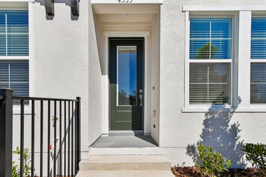 Exterior details and patio area of a home in Baldwin Crossing 16', Orlando (Image 3).