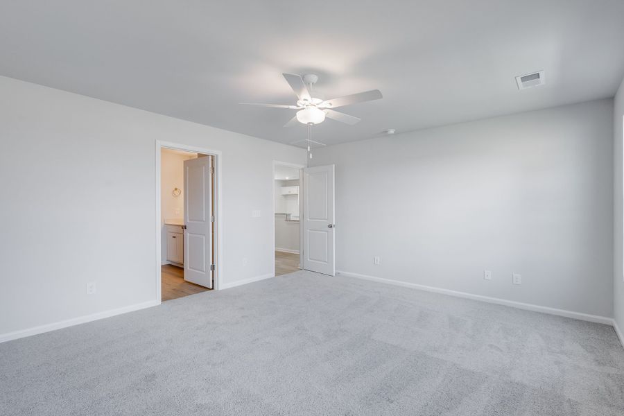 Spacious, unfurnished interior of a new home in Bluefield, Lexington (Image 24).