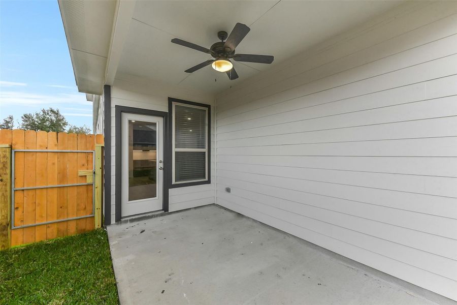 Exterior details and patio area of a home in Anderson Lakes, Houston (Image 4).