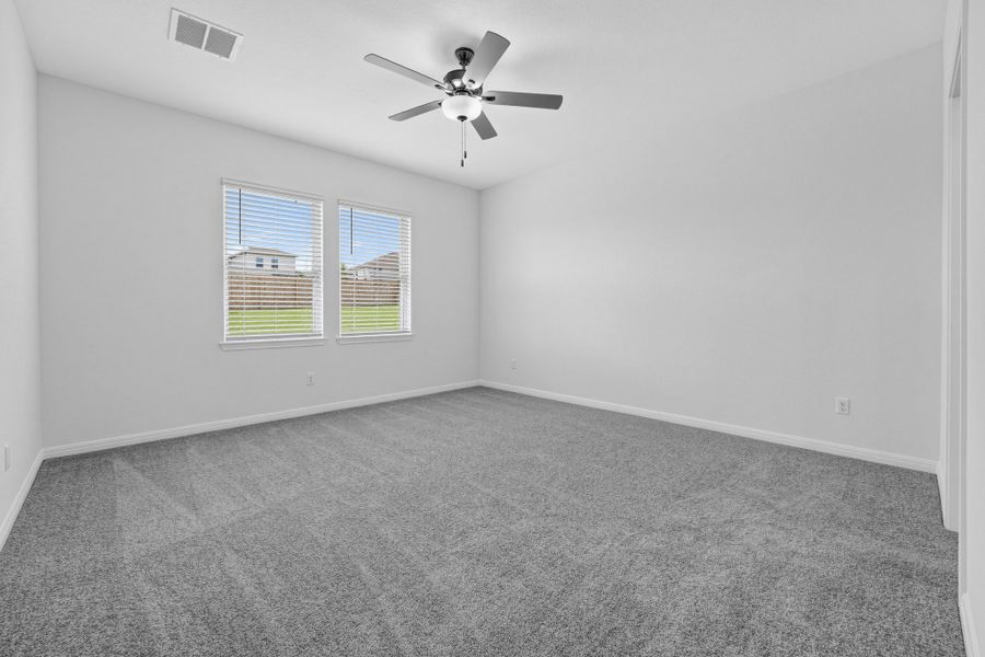 Spacious, unfurnished interior of a new home in Sunfield, Buda (Image 12).