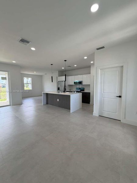Spacious, unfurnished interior of a new home in , Cape Coral (Image 9).
