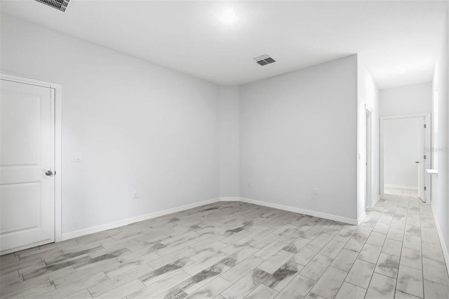 Spacious, unfurnished interior of a new home in , Altamonte Springs (Image 29).