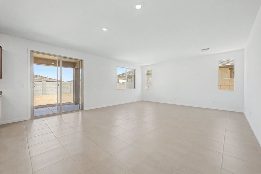 Spacious, unfurnished interior of a new home in Frontera, Surprise (Image 10).