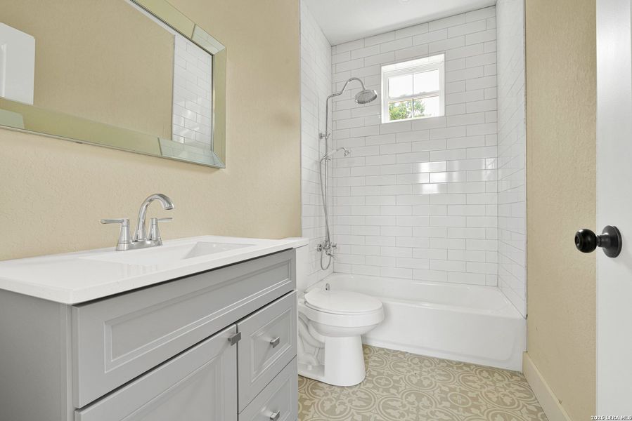 Furnished interior view inside a new home in , Bandera (Image 3).