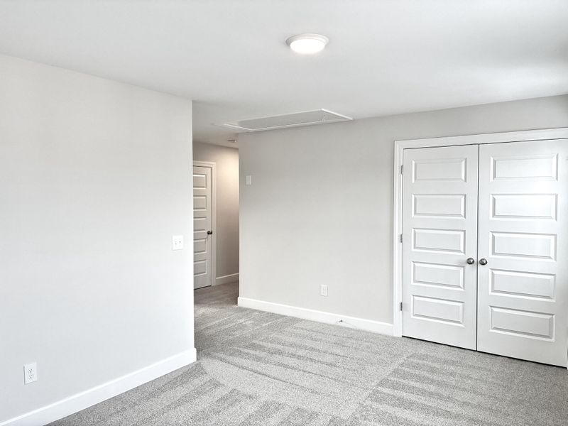 Spacious, unfurnished interior of a new home in Holly Ridge, Greenville (Image 19).