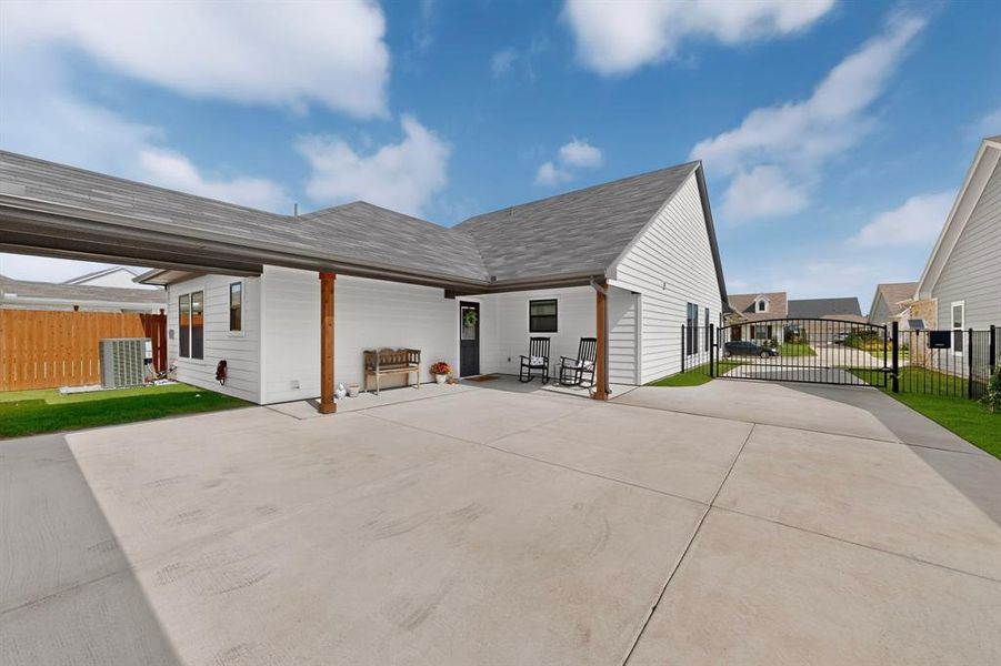 Exterior details and patio area of a home in , Burleson (Image 4).