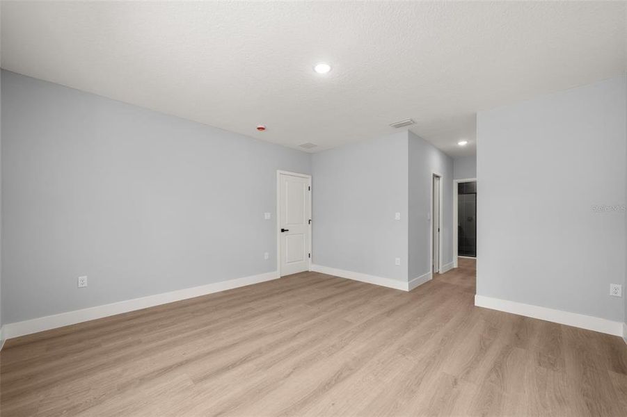Spacious, unfurnished interior of a new home in , Sebring (Image 19).