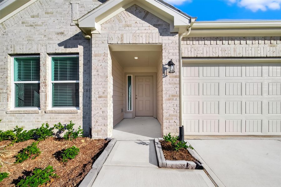 Exterior details and patio area of a home in Rollingbrook Estates, Baytown (Image 24).