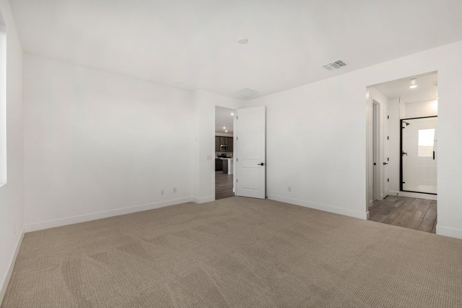 Spacious, unfurnished interior of a new home in Bella Vista Farms, San Tan Valley (Image 9).