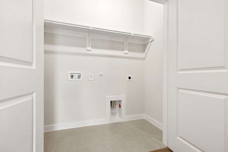 Spacious, unfurnished interior of a new home in Cottonwood Creek, Rowlett (Image 41).