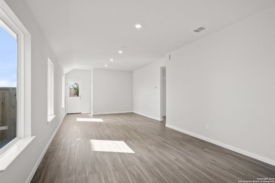 Spacious, unfurnished interior of a new home in Timber Creek, San Antonio (Image 19).