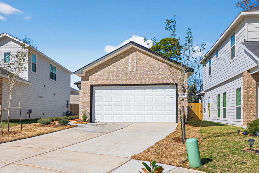 Front exterior of a new home in Woodland Lakes, Houston, TX, highlighting curb appeal (Image 19).