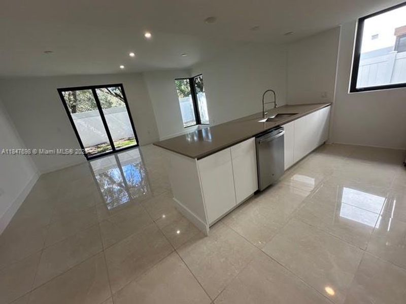 Spacious, unfurnished interior of a new home in , Dania Beach (Image 13).