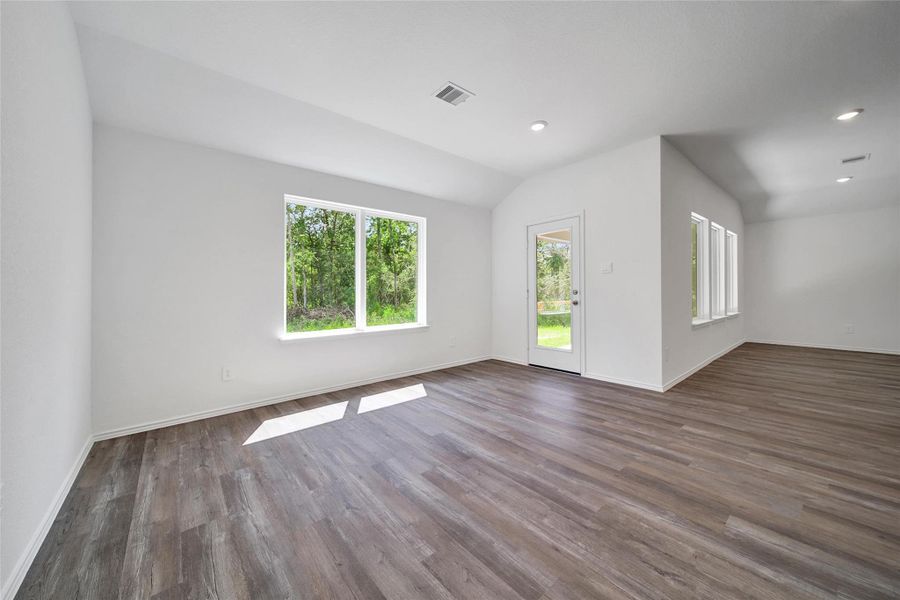 Spacious, unfurnished interior of a new home in Williams Reserve East, Conroe (Image 21).