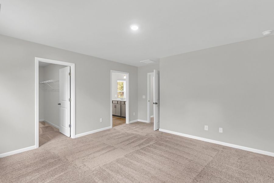 Spacious, unfurnished interior of a new home in Central Creek, Goose Creek (Image 27).
