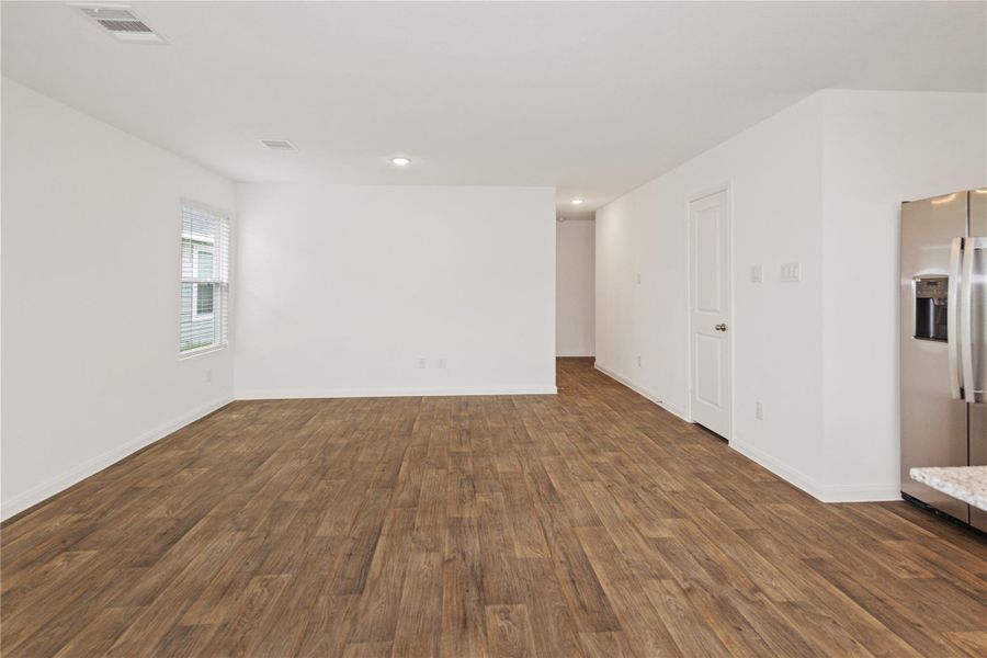 Spacious, unfurnished interior of a new home in Marie Village, Conroe (Image 7).