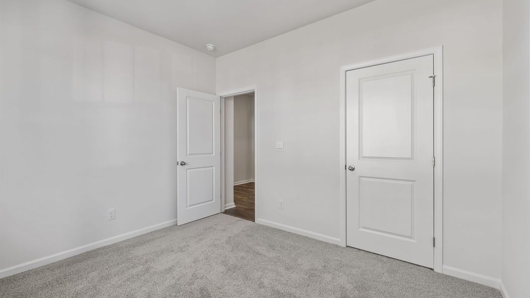 Spacious, unfurnished interior of a new home in Sage Grove, Lyman (Image 13).