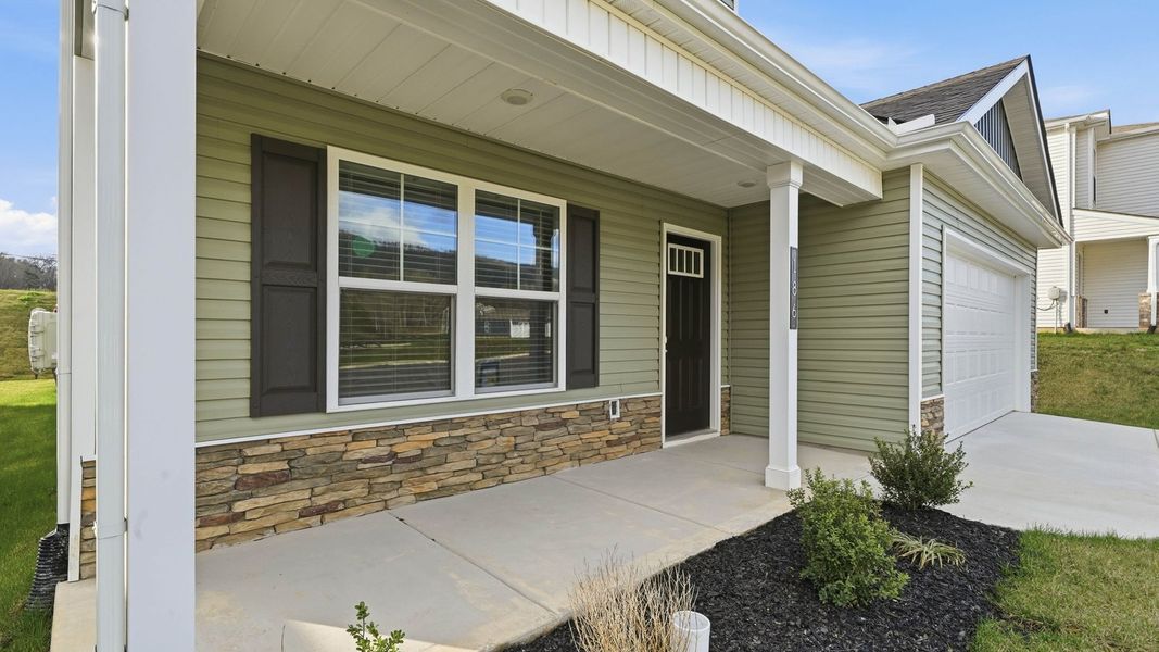 Exterior details and patio area of a home in Emory Creek, Harriman (Image 3).