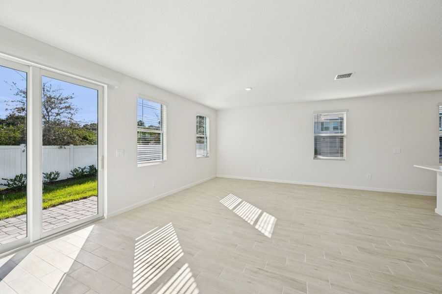 Spacious, unfurnished interior of a new home in Tidewater, Fort Pierce (Image 28).