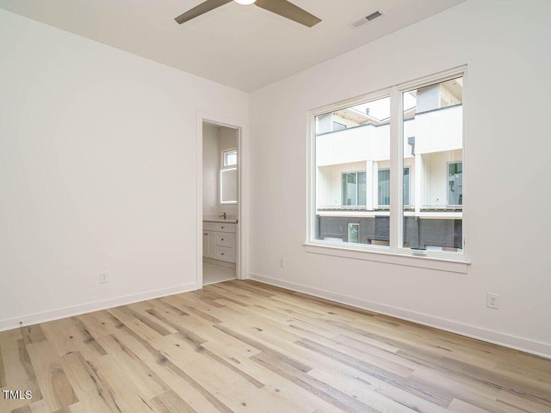 023-1280x960-primary-br