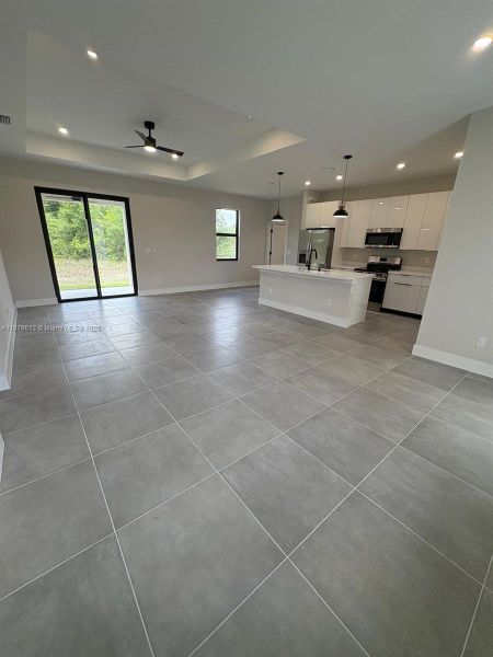 Spacious, unfurnished interior of a new home in , Lehigh Acres (Image 9).