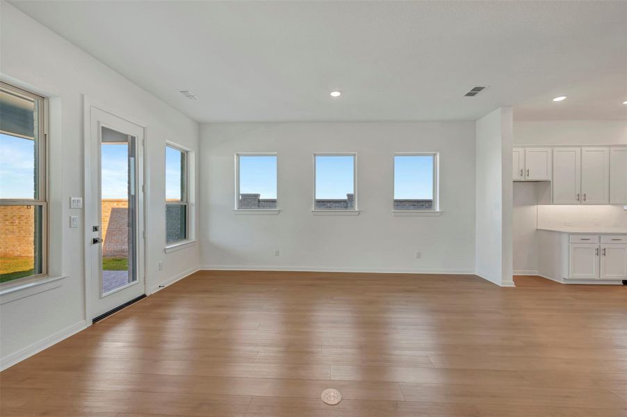 Spacious, unfurnished interior of a new home in Beacon Point at Lago Mar 50’ Homesites, Texas City (Image 17).