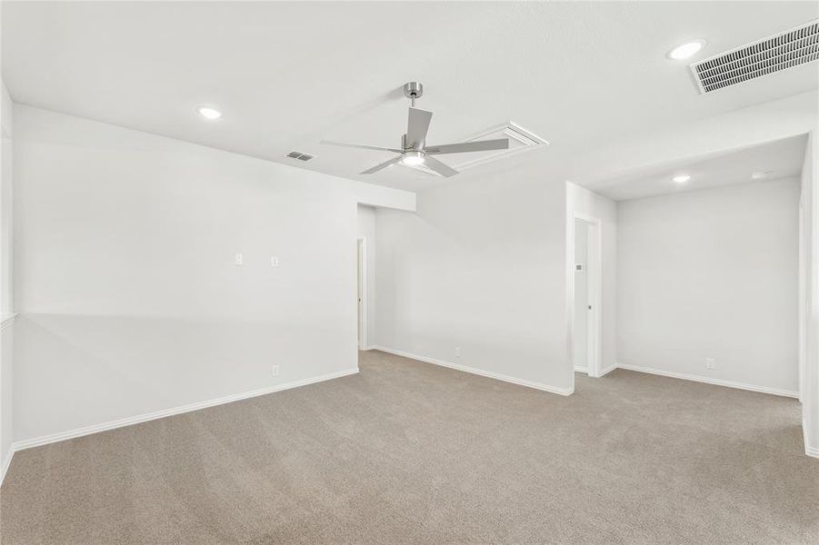 Spacious, unfurnished interior of a new home in Ridge Ranch, Mesquite (Image 18).