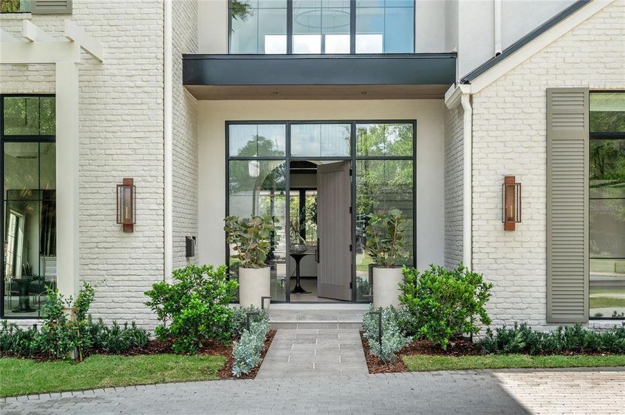Exterior details and patio area of a home in , Orlando (Image 33).