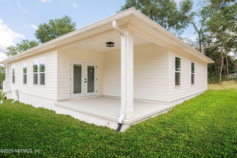 Exterior details and patio area of a home in , Keystone Heights (Image 20).