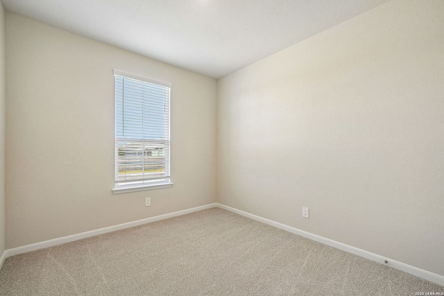 Spacious, unfurnished interior of a new home in Thomas Pond, San Antonio (Image 27).