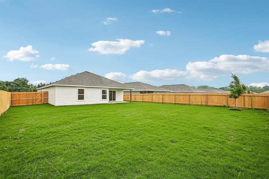 Exterior details and patio area of a home in Middlefield Village, Dallas (Image 24).