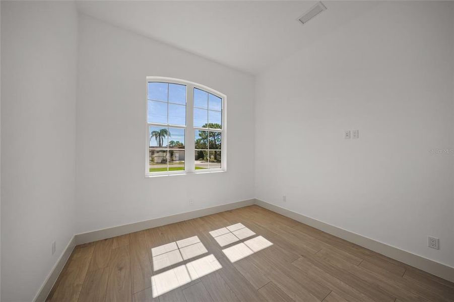 Spacious, unfurnished interior of a new home in , Venice (Image 16).