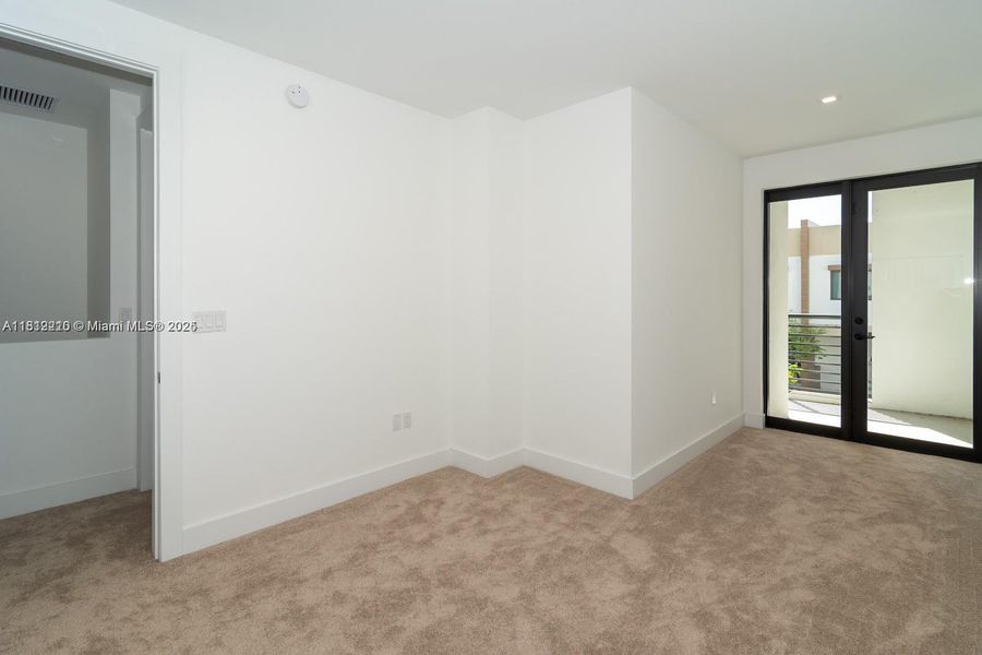 Spacious, unfurnished interior of a new home in , Dania Beach (Image 31).
