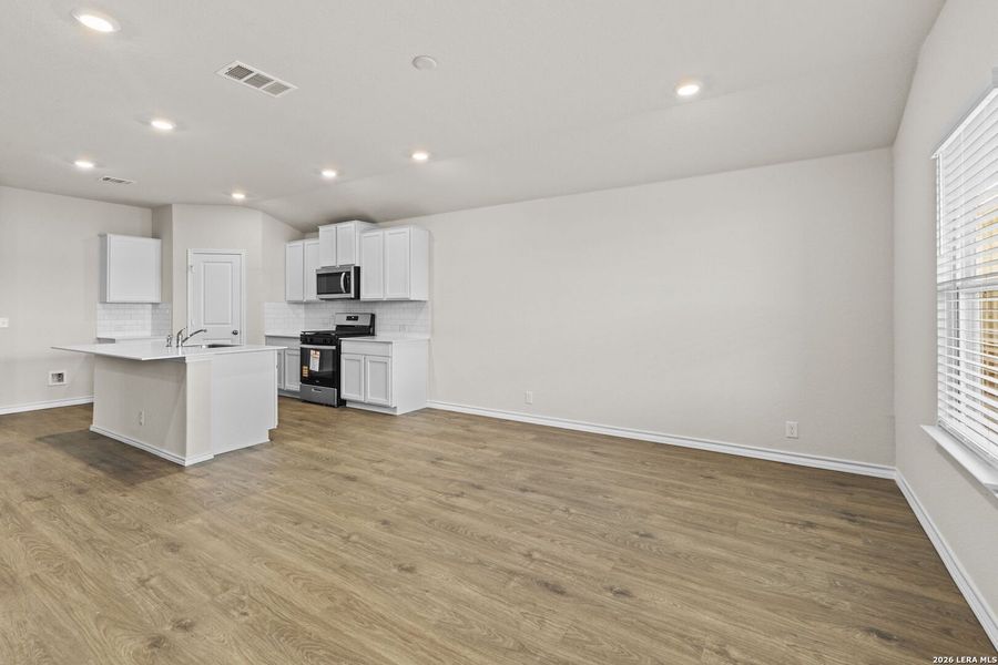 Spacious, unfurnished interior of a new home in Brookstone Creek, San Antonio (Image 24).