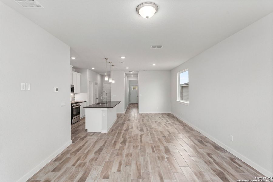 Spacious, unfurnished interior of a new home in Weston Oaks, San Antonio (Image 20). Spacious, unfurnished interior of a new home in Weston Oaks, San Antonio (Image 20).