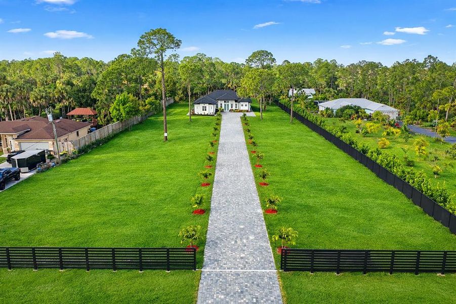 Community amenities in , Naples (Image 43).