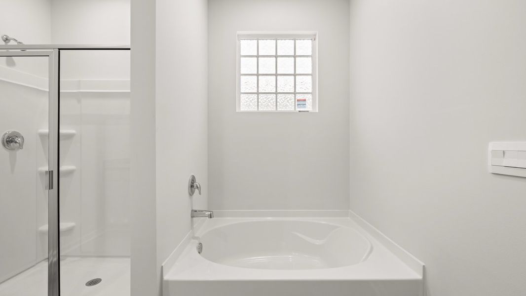 Representative interior finishes for a home built from the Aria by D.R. Horton in Oakleigh Glen, Dallas (Image 12).