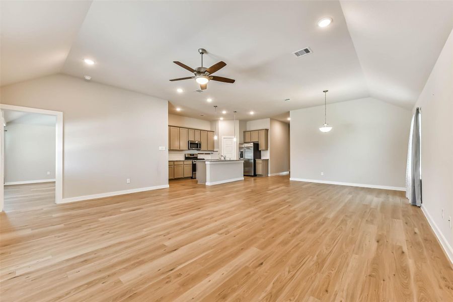 Spacious, unfurnished interior of a new home in Mustang Crossing, Alvin (Image 19).