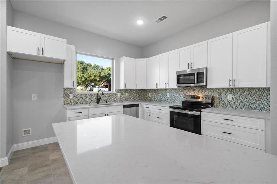 Furnished interior view inside a new home in , Corsicana (Image 7).