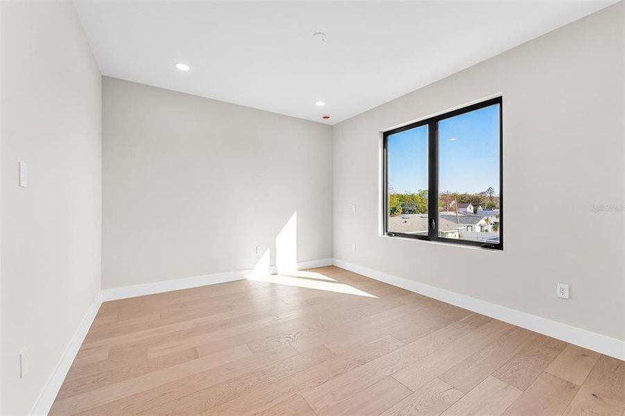 Spacious, unfurnished interior of a new home in College Park, Orlando (Image 24).