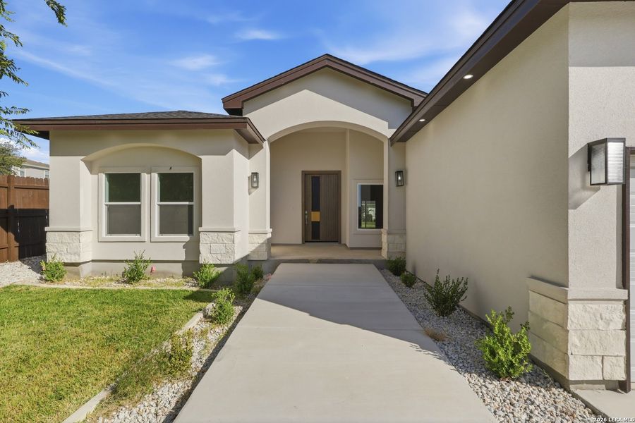 Exterior details and patio area of a home in , Selma (Image 25).