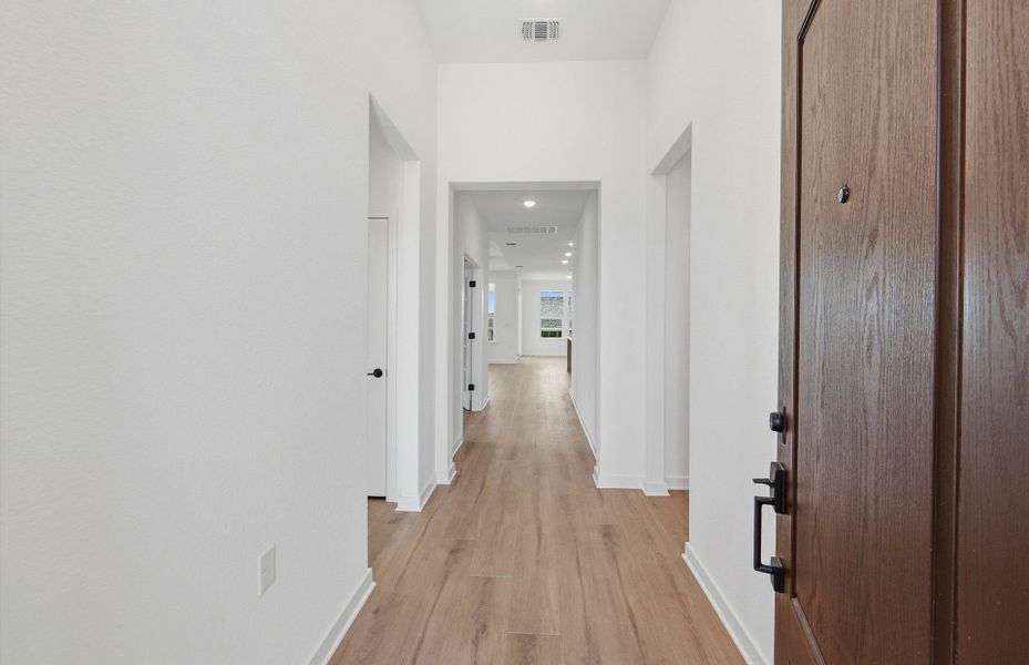 Spacious, unfurnished interior of a new home in Sun City Texas, Georgetown (Image 14).