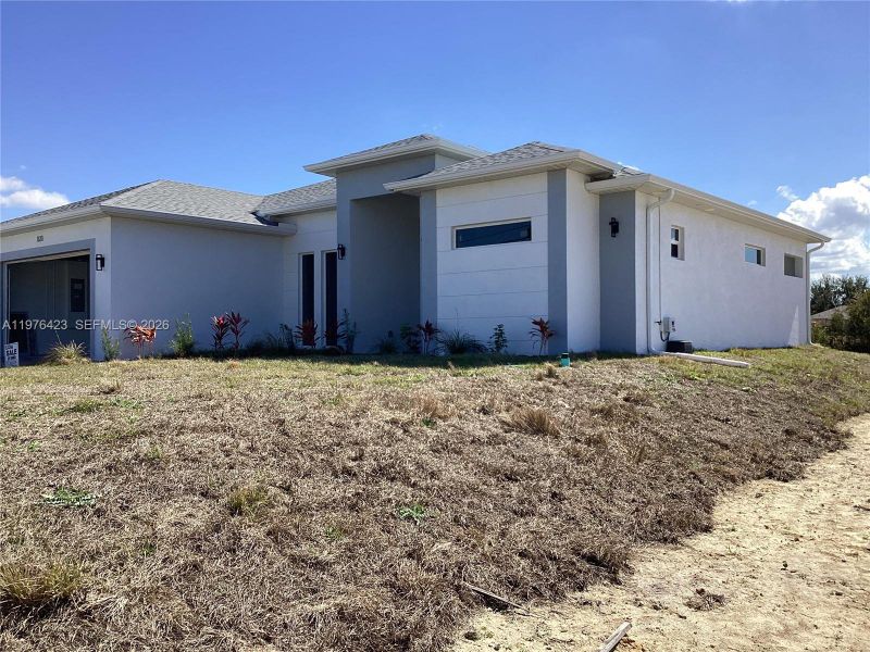 Exterior details and patio area of a home in , Cape Coral (Image 12).