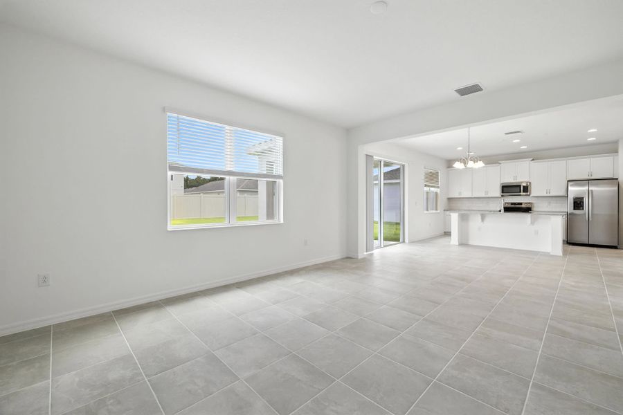 Spacious, unfurnished interior of a new home in Lake Lincoln, Eustis (Image 10).