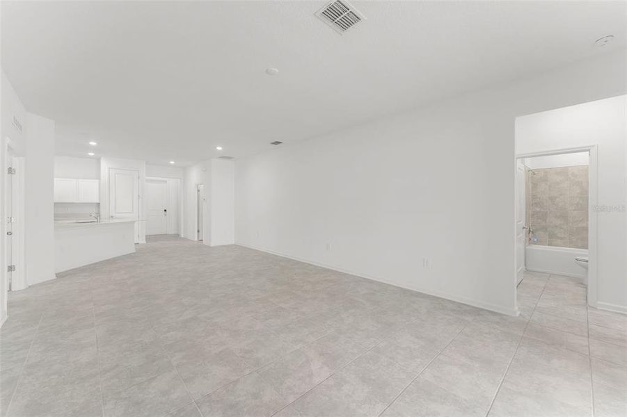 Spacious, unfurnished interior of a new home in Peace Creek Reserve, Winter Haven (Image 18).