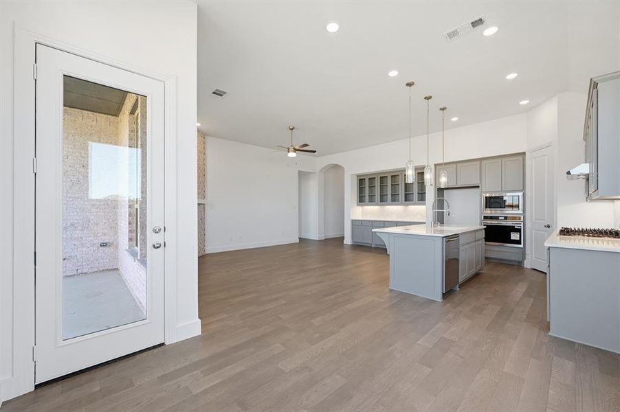 Spacious, unfurnished interior of a new home in Wildridge, Oak Point (Image 11).