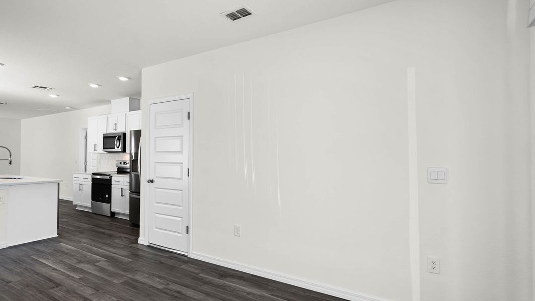 Spacious, unfurnished interior of a new home in Harmony at Lake Eloise, Winter Haven (Image 15).