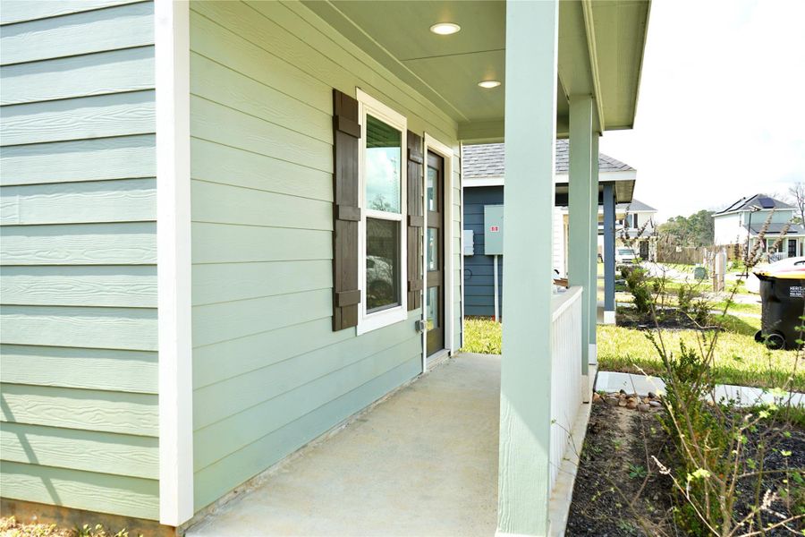 Exterior details and patio area of a home in Marie Village, Conroe (Image 9).