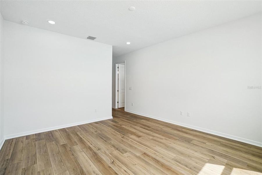 Spacious, unfurnished interior of a new home in Isla Mirada, San Antonio (Image 33).